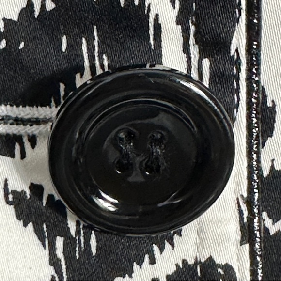 NEW Vertigo Paris black and white graphic trench coat, size Lg., belted, chic - Picture 9 of 14